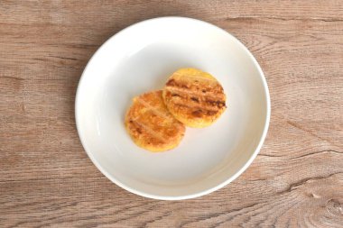 Tabakta Tayland usulü yumurta ve ızgara pilav.