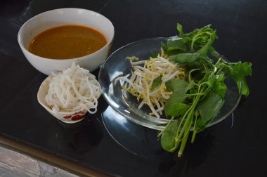 pirinç noodle ile balık köri