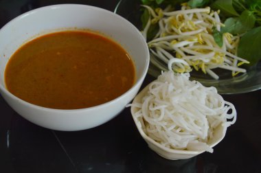 pirinç noodle ile balık köri