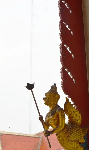Garuda tient la torche dans le temple bouddhiste — Photo