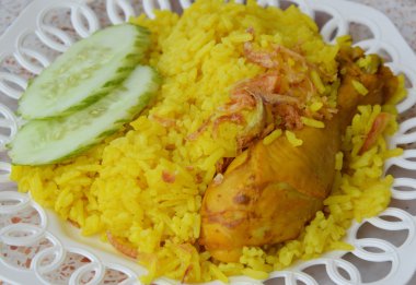 Tavuk Biryani yeşil Hint turşusu ile