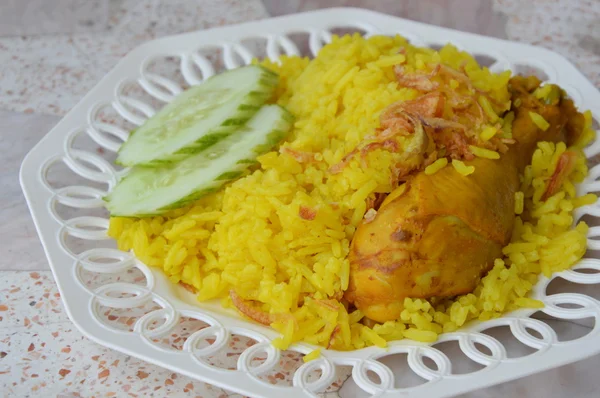 Nasi dimasak dengan ayam dalam kari — Stok Foto