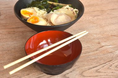 Tonkotsu Chashu ramen ya da Japon sarısı erişte dilimlenmiş domuz eti haşlanmış yumurta ve Miso soya sosunda yosun.