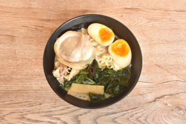 Tonkotsu Chashu ramen ya da Japon sarısı erişte dilimlenmiş domuz eti haşlanmış yumurta ve Miso soya sosunda yosun.