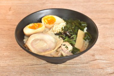 Tonkotsu Chashu ramen ya da Japon sarısı erişte dilimlenmiş domuz eti haşlanmış yumurta ve Miso soya sosunda yosun.