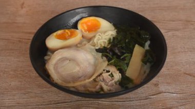 Çubuklar Tonkotsu Chashu ramen ya da Japon sarısı erişte dilimlenmiş domuz eti haşlanmış yumurta ve Miso soya sosunda deniz yosunu.