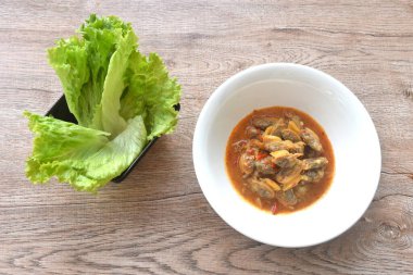 Kızarmış midyeleri kavurmalı acılı biber ezmesiyle karıştırıp marullu sebzeli ye.