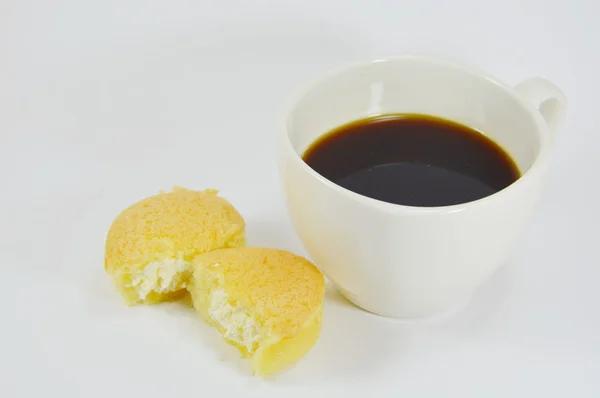 Egg cake with cream filling and black coffee — Stock Photo, Image