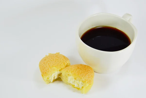 Tojás torta, a krém tömés és a fekete kávé — Stock Fotó