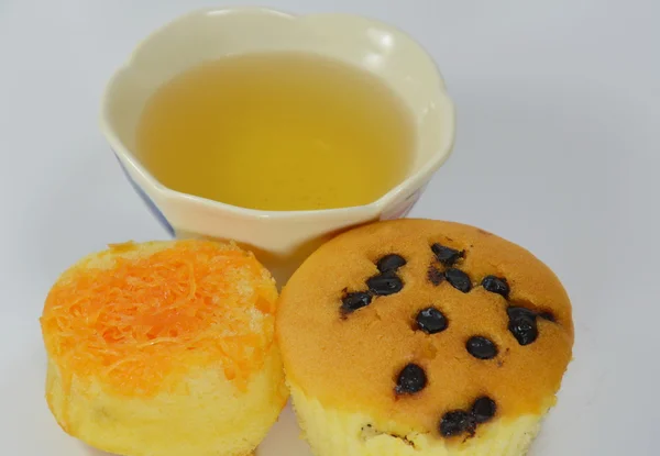 Schokolade Chip und goldene Fäden Topping Tasse Kuchen mit Tee — Stockfoto