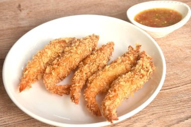 Çıtır çıtır karides kaplama gevrek ekmek ve un ya da baharatlı ve ekşi deniz ürünleri soslu Japon yemeği.