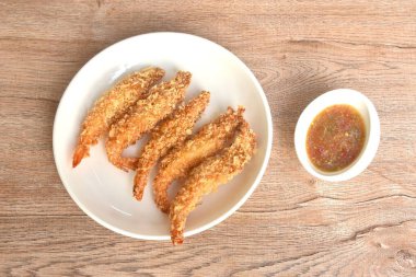Çıtır çıtır karides kaplama gevrek ekmek ve un ya da baharatlı ve ekşi deniz ürünleri soslu Japon yemeği.