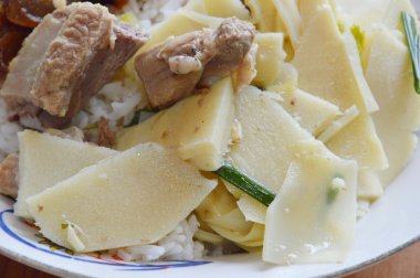 Bambu Domuz kemikleri pirinç haşlanmış ateş