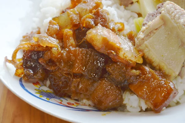 Daging babi manis pada beras — Stok Foto