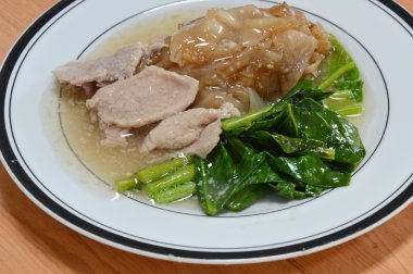 Kızarmış noodle domuz eti ve lahana sos sos ile