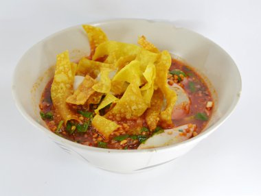 erişte balık top ve baharatlı çorba içinde kırmızı sos ile