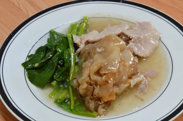 Smażony makaron z wieprzowiną i kapusta w sos sos — Zdjęcie stockowe