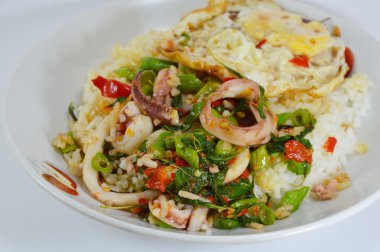 baharatlı kızarmış kalamar Fesleğenli kızarmış yumurta Tepesi bırakır