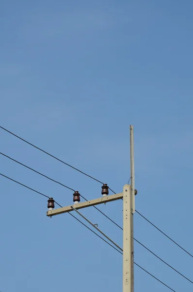 Elektřina post na slunečný den — Stock fotografie