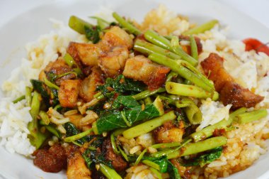 Kızarmış su ıspanak gevrek domuz eti ile