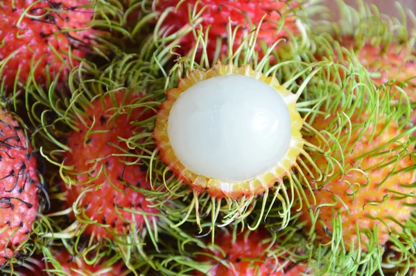 Dışarı Rambutan kabuğuna ahşap masa