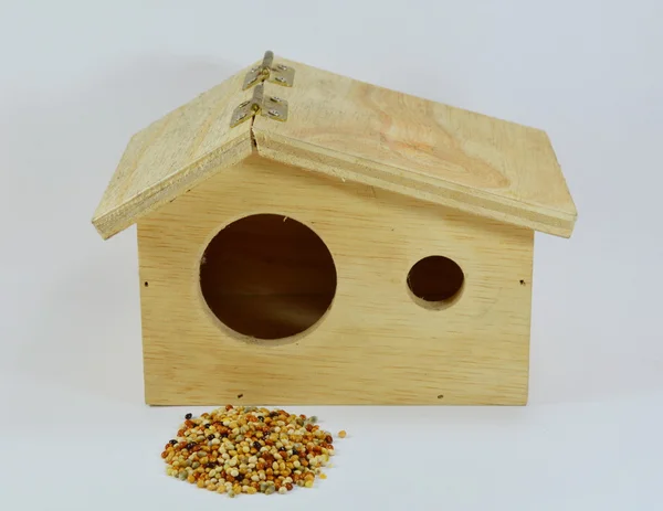 Jídlo a dřevěné ptačí dům — Stock fotografie