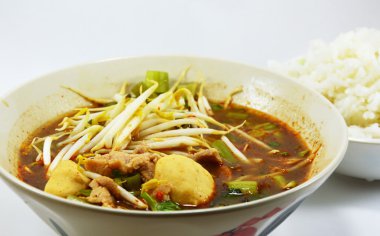 dilimlenmiş domuz topu ve domuz çorbası ve pirinç