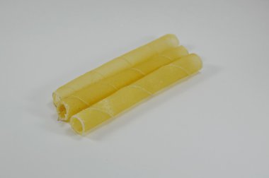 köpek inek deriden çiğnemek