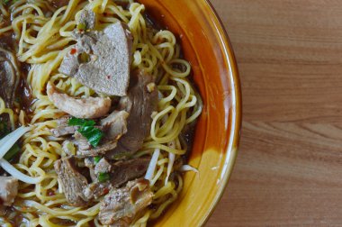 Haşlanmış domuz karaciğer ve domuz eti dilim üzerinde şehriye tepesi