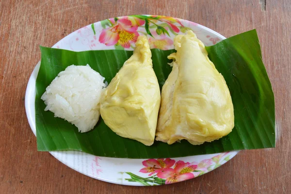 Durian en plakkerige rijst op bananenblad — Stockfoto