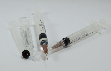 Beyaz arka planda tıbbi şırınga