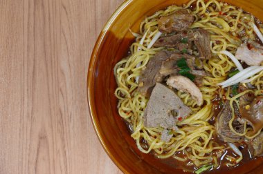 haşlanmış dilim domuz karaciğer ve domuz Tepesi üzerinde şehriye