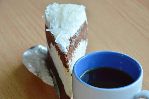 Witte chocolade cake en koffie — Stockfoto