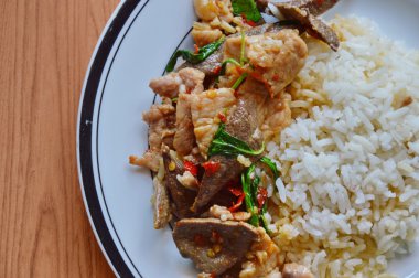 baharatlı stirfried dilim domuz eti ve domuz karaciğer fesleğen ile