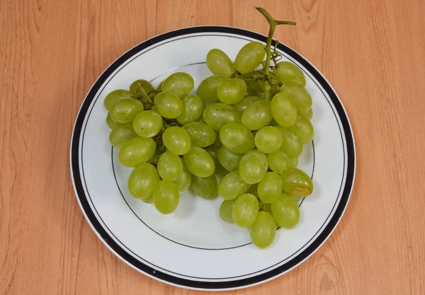 Groene druif op schotel — Stockfoto
