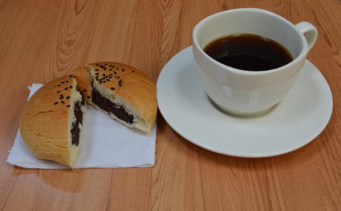 kırmızı fasulye çörek ve kahve doldurma