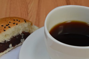 kırmızı fasulye çörek ve kahve doldurma