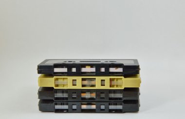 beyaz arkaplanda kaset