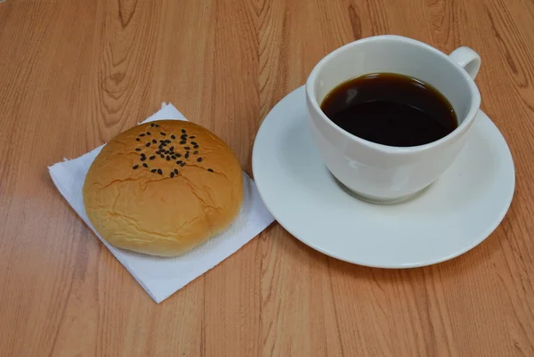 Rode bonen vullen broodje en koffie — Stockfoto