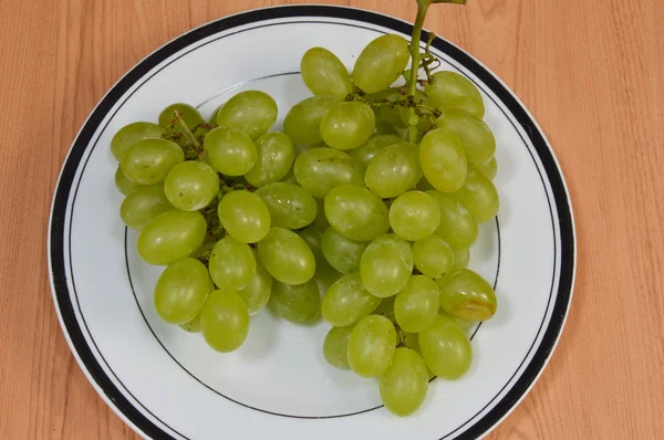 Groene druif op de schotel — Stockfoto