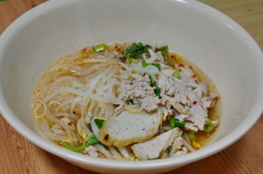 pirinç şehriye çorbası haşlanmış domuz eti ile Tepesi