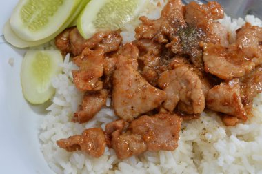 pirinç sarımsaklı kızarmış domuz eti