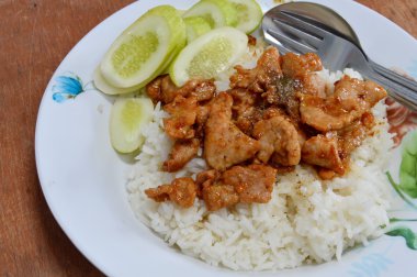 pirinç sarımsaklı kızarmış domuz eti