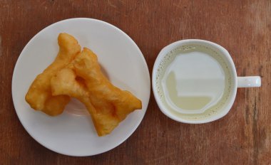 derin kızarmış hamur sopa ve soya sütü