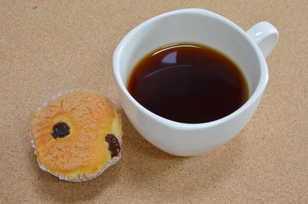 Butter cup cake and black coffee — Stock Photo, Image