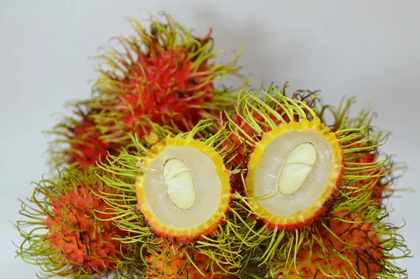 dışarı Rambutan kabuğuna beyaz arka plan