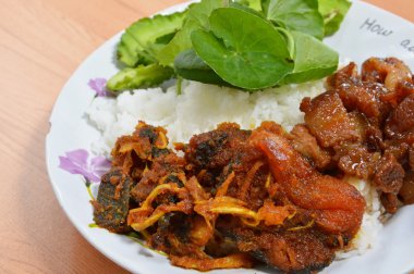 Kızarmış kedi balık biber Yapıştır ve tatlı domuz eti ile karıştırın