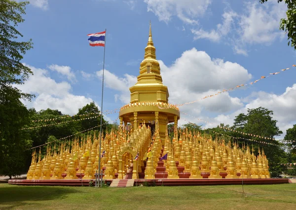 П'ятсот маленька золота пагода в Таїланді — стокове фото