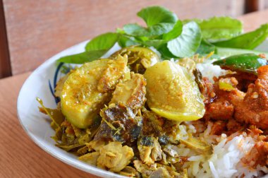 Patlıcan ile balık köri