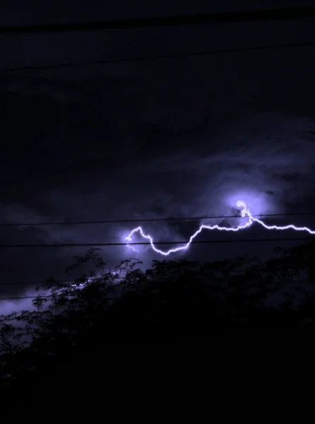 Tonnerre et éclairs dans la nuit — Photo